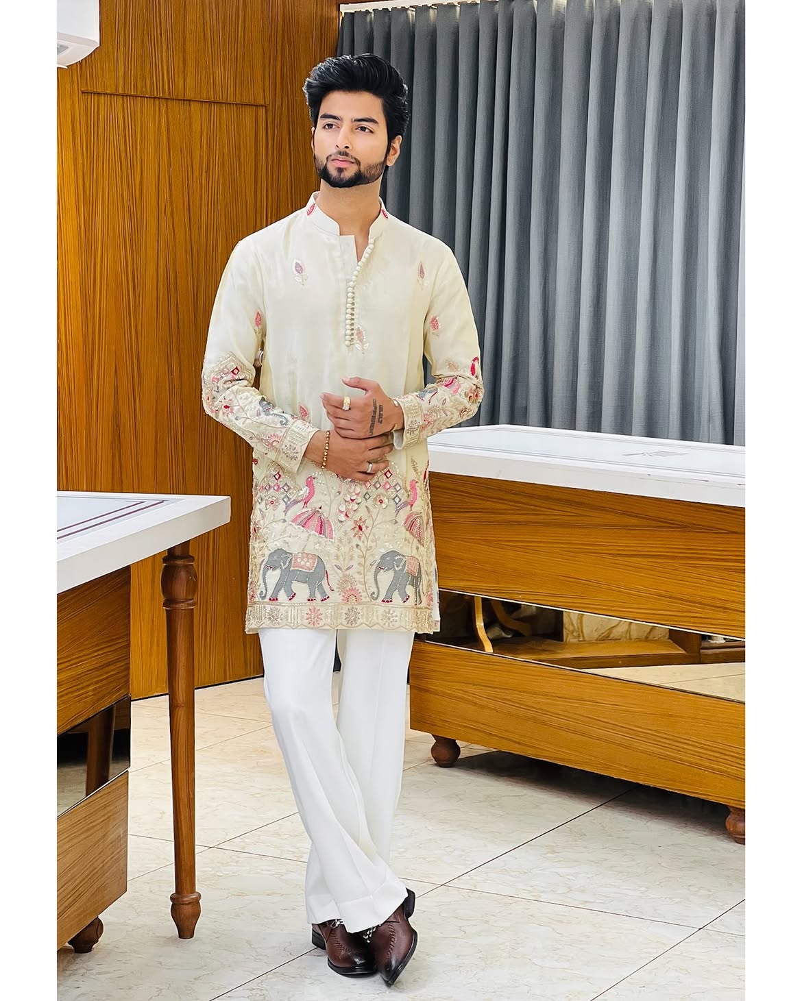 Men's Off White Embroidered Designer Kurta